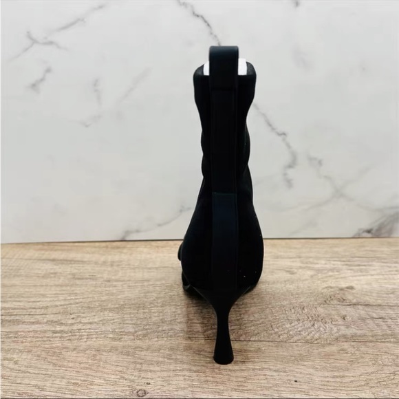 Flower Heeled booties. Boots - Picture 5 of 9